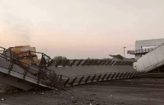 SE DESPLOMA PUENTE PEATONAL