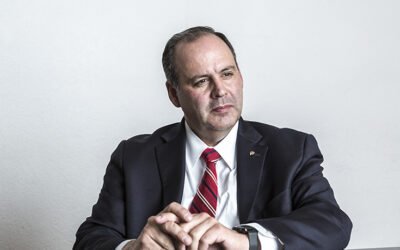 Gustavo de Hoyos, con empresarios potosinos.