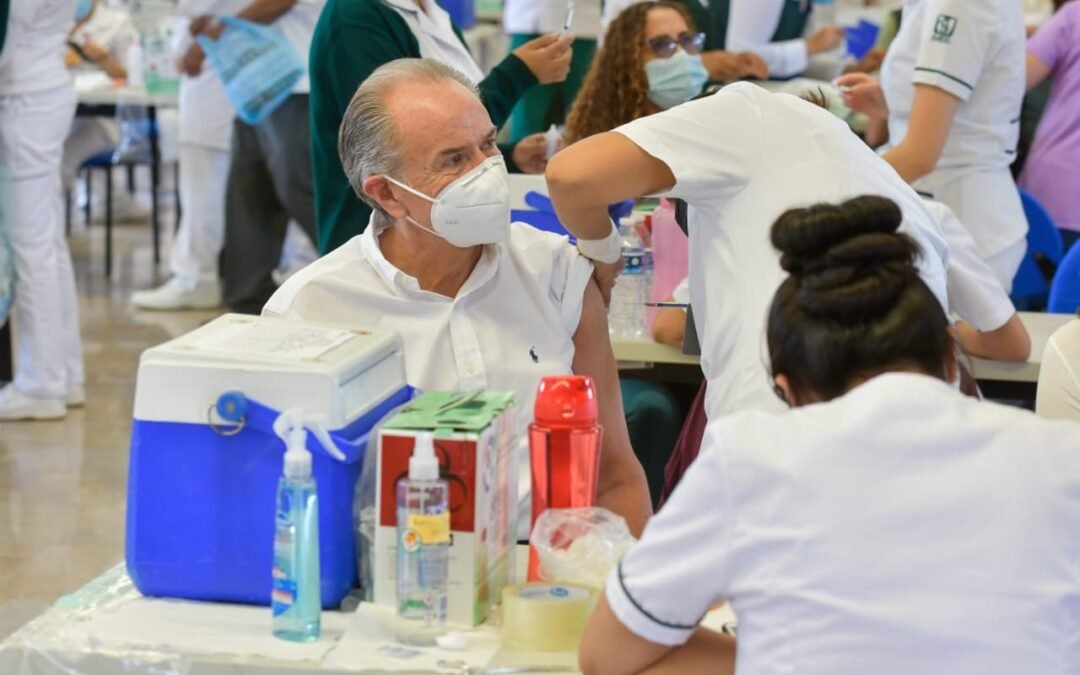 Acude Juan Manuel Carreras a recibir la segunda dosis de vacunación contra el COVID-19