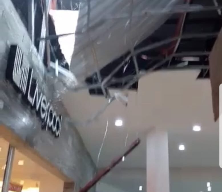 Video: Lluvia desgarra el endeble techo de Plaza El Dorado