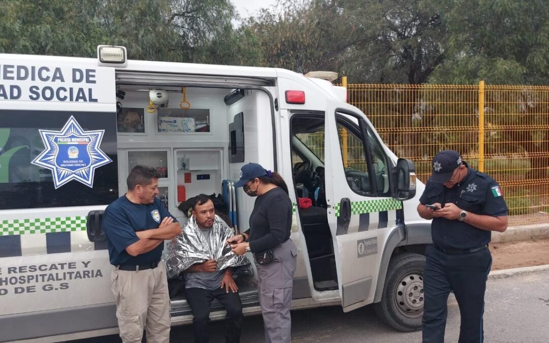 Video: Policías de Soledad de Graciano Sánchez rescatan a conductor en el Bulevar Río Santiago