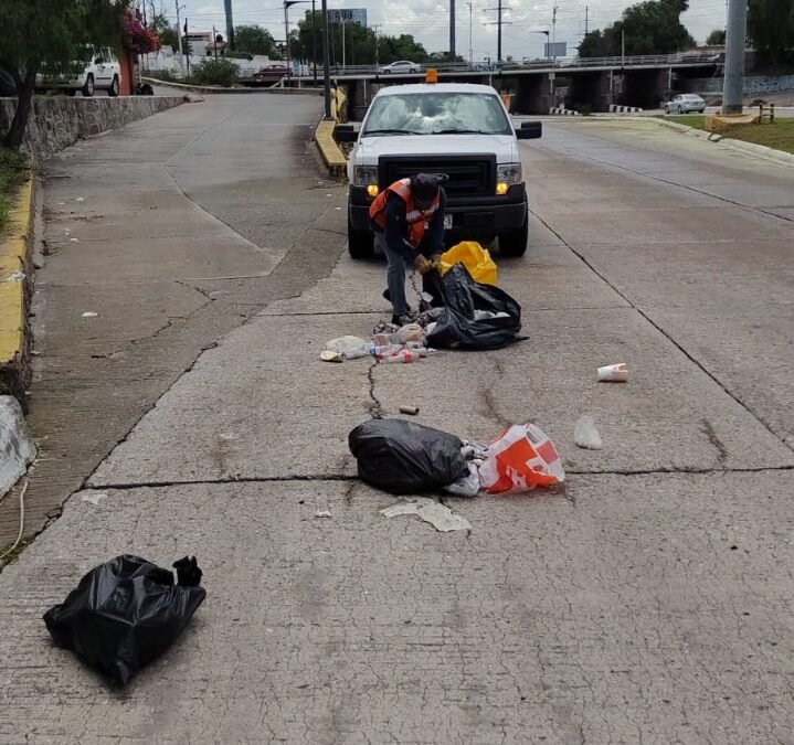 SEDUVOP realiza trabajos de limpieza en vialidades de la zona metropolitana