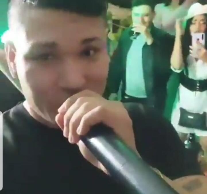 Chica enfiestada cae de un segundo piso y sobrevive de milagro