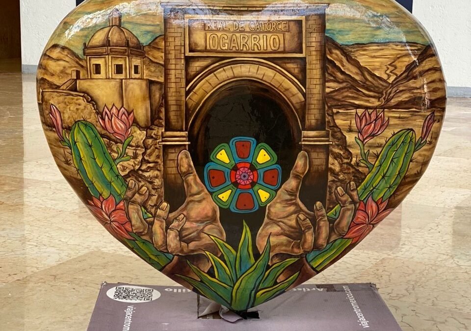 Corazones monumentales llegan al centro de convenciones