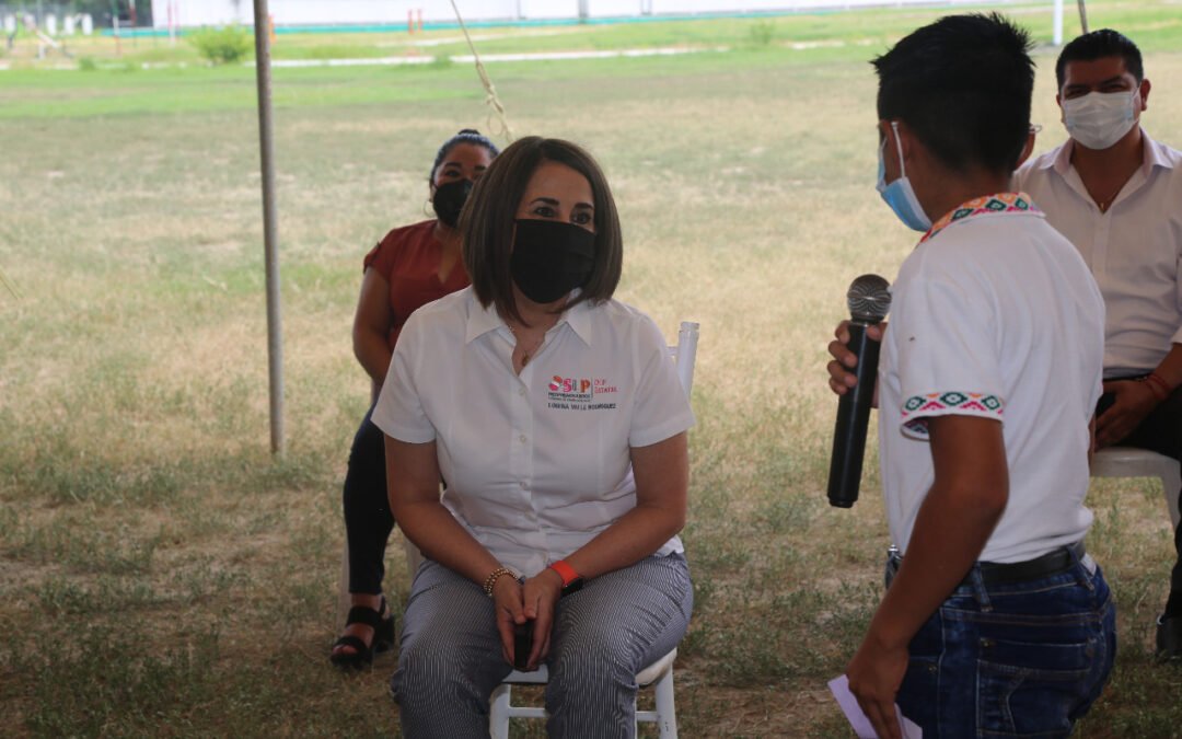 En gira de trabajo, LVR entregó granjas y bicis en la huasteca