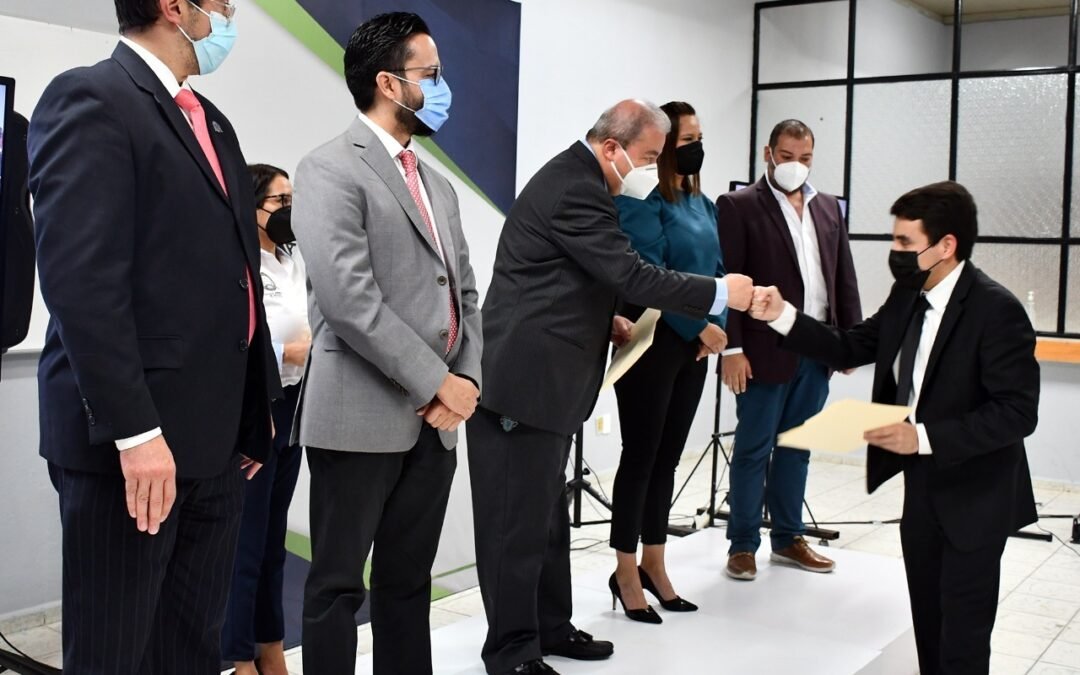 FGE entrega constancias de capacitación al Centro de Evaluación y Control de Confianza