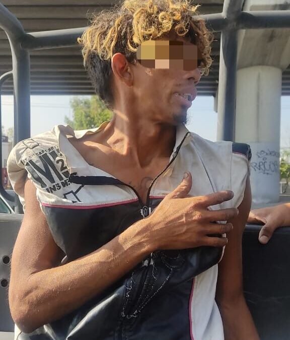 Persona intentando arrojarse de puente vehicular de carretera a Ríoverde