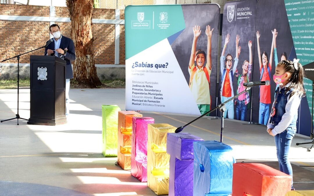 Xavier Nava clausura curso de verano “1, 2 ,3 por mí y por el Aprendizaje”