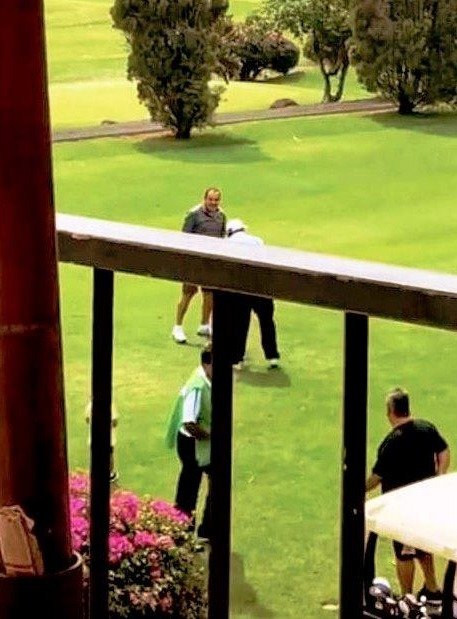 Cuauhtémoc Blanco sonriente, pulcro y relajado juega golf insensible a la tragedia en su estado