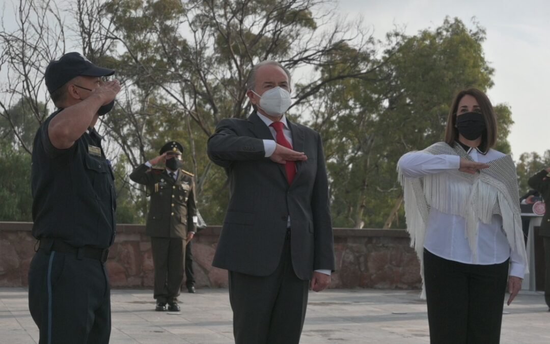 JM Carreras presencia desfile por el aniversario de la independencia de México