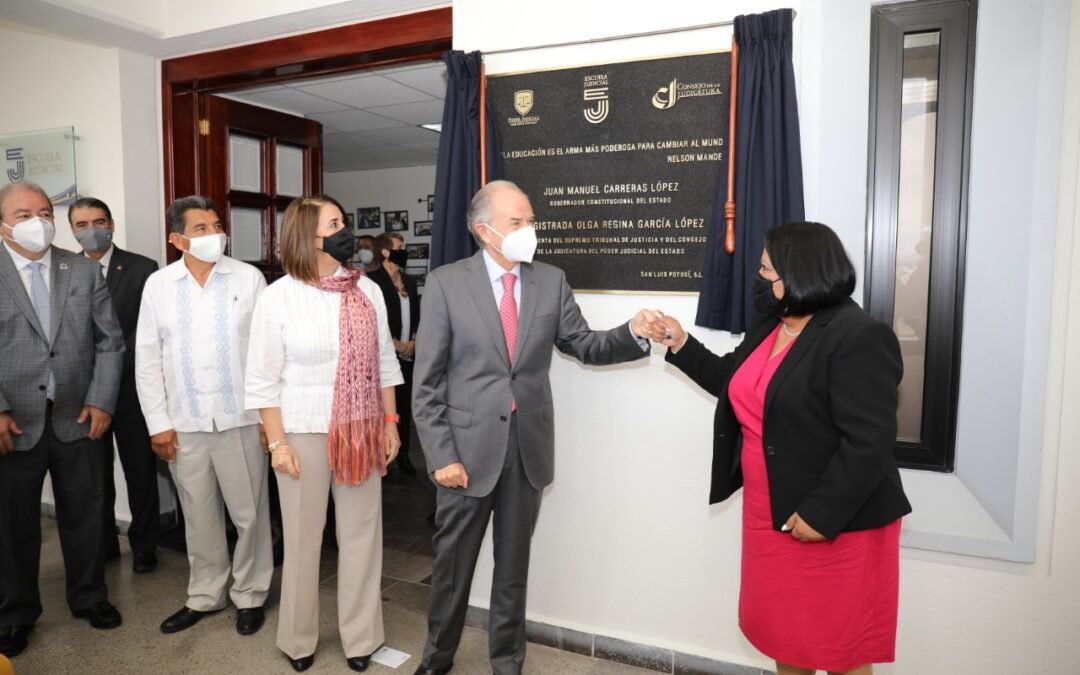 JM Carreras y Olga Regina López develan placa conmemorativa por cambio estructural de instituto a escuela judicial