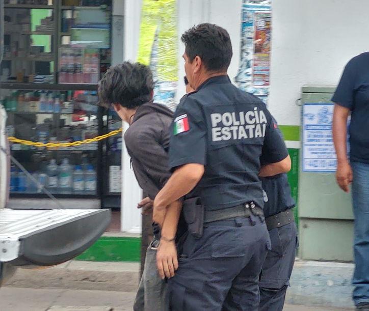 Policía Estatal detiene a pareja por robo a tienda de conveniencia