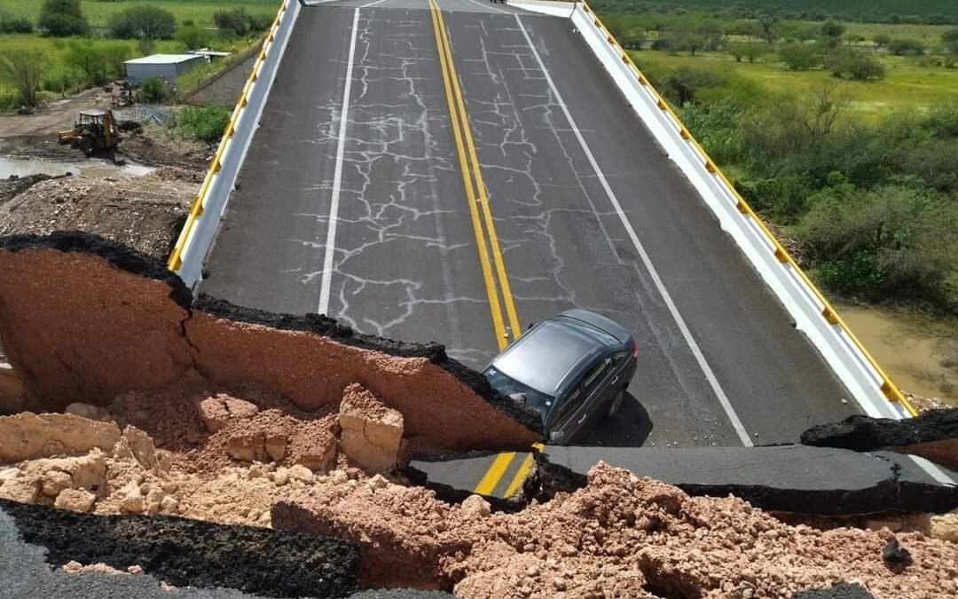 Se derrumba puente vehicular en reparación en cerritos: un deceso y cuatro lesionados
