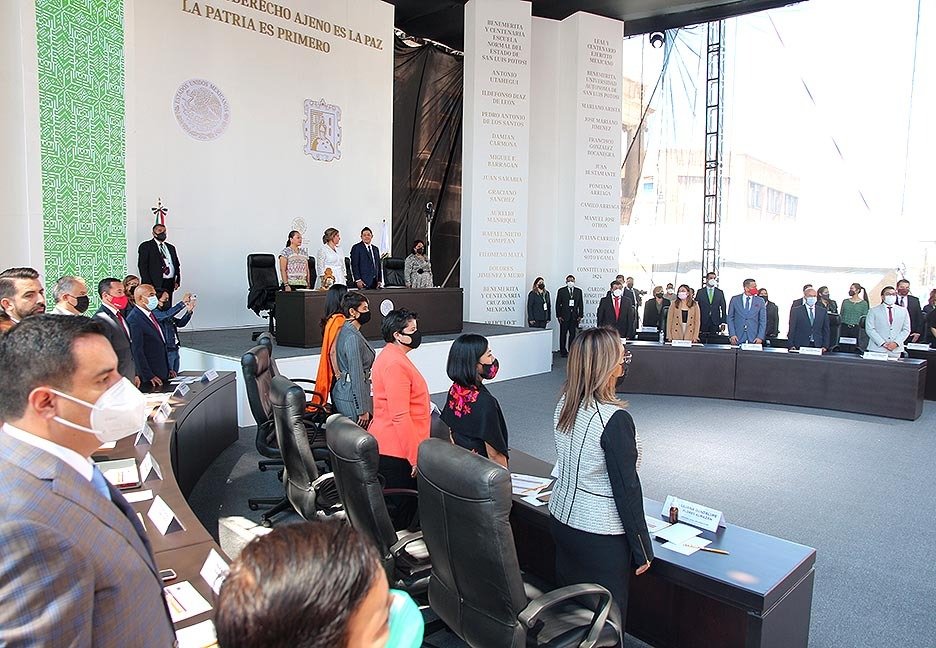 La LXIII Legislatura en sesión solemne, tomó protesta de ley el Gobernador Constitucional Electo, José Ricardo gallardo Cardona