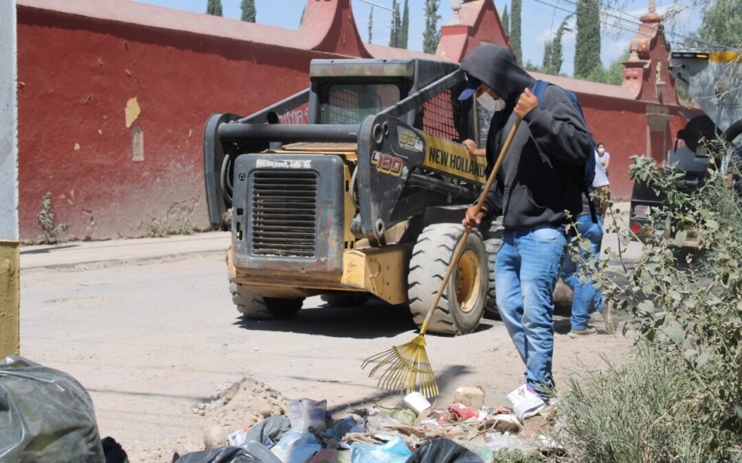 Dan mantenimiento a panteón de Villa de Pozos