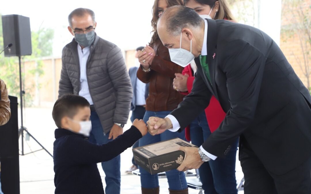 Presidente municipal encabeza entrega de paquetes escolares a estudiantes de Milpillas