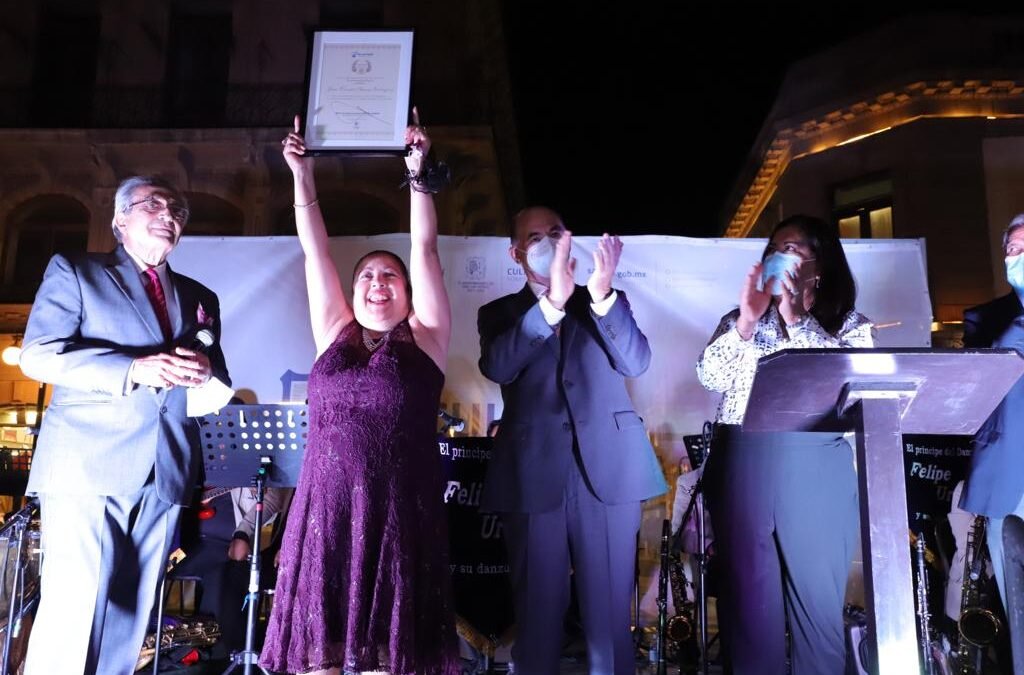 Ante un lleno total, el Alcalde de la Capital da el arranque oficial al tradicional Viernes de Danzón