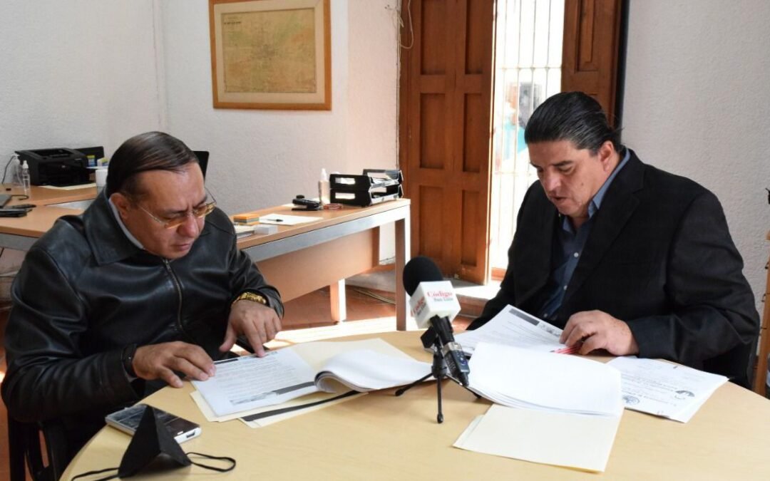 Director del Archivo Histórico recibe proyecto de trabajo de investigador de la UASLP