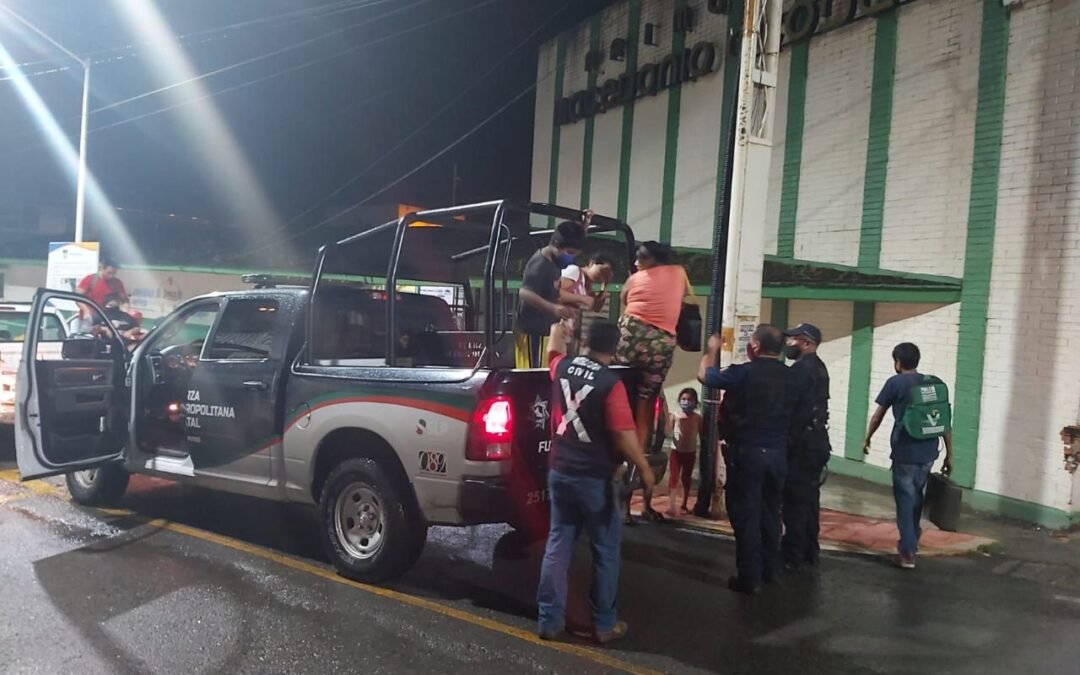 Policías Estatales ayudan a familia afectada por desbordamiento del Río Moctezuma