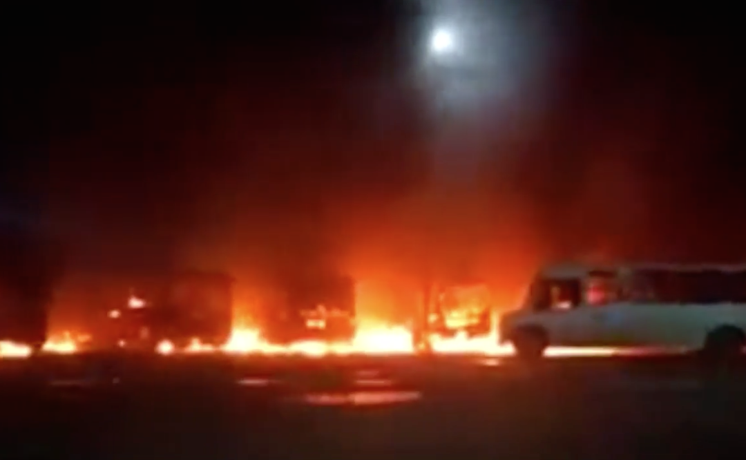 Incendio de autobuses en Ciudad Valles, SLP, a partir de un corto circuito
