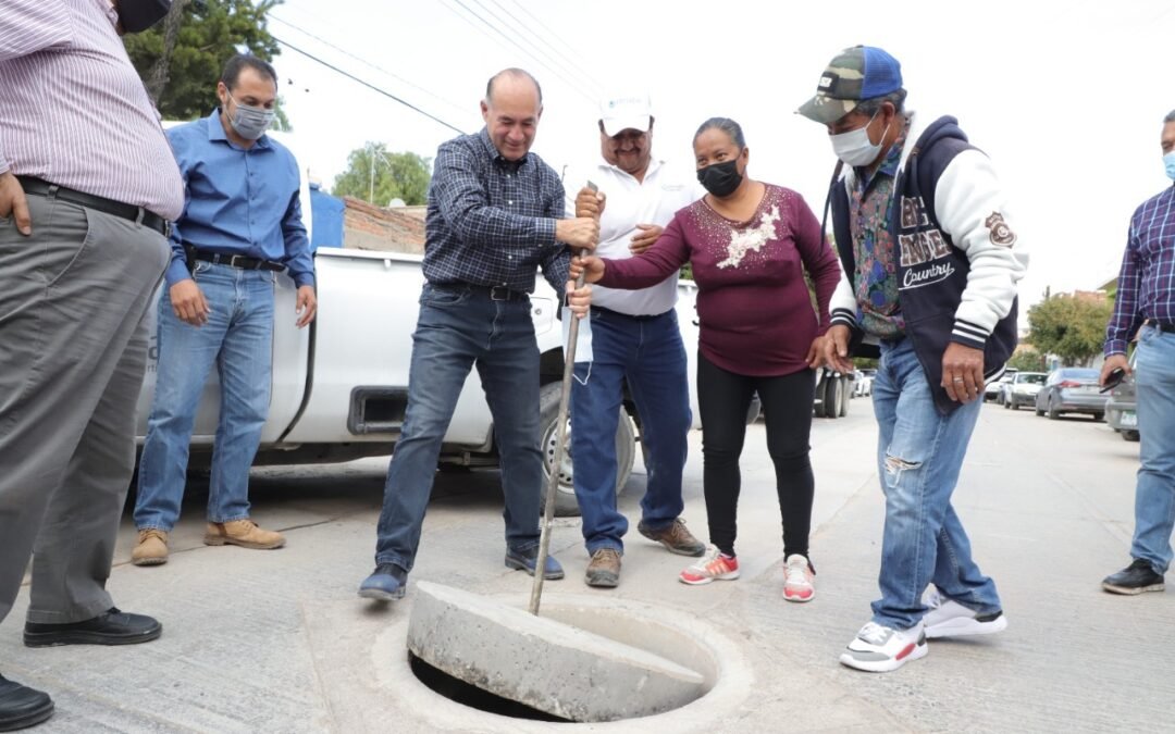 Alcalde Enrique Galindo entrega y arranca obras de renovación de drenaje y agua potable