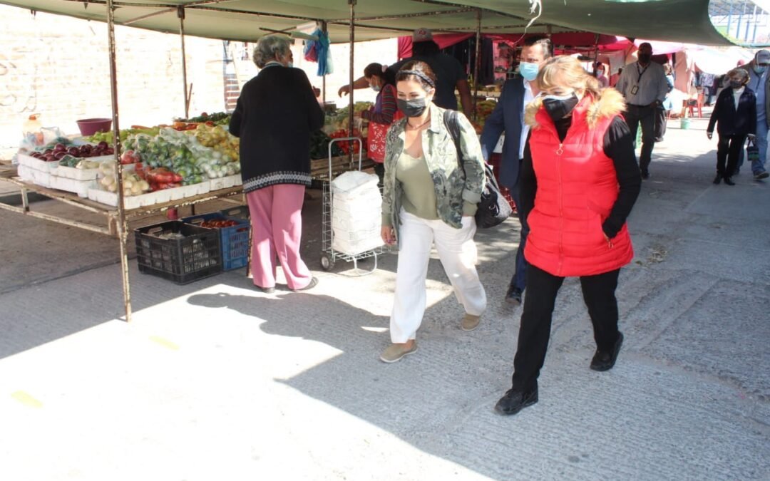 Aún en semáforo verde, Comercio vigila medidas por Covid-19 en tianguis