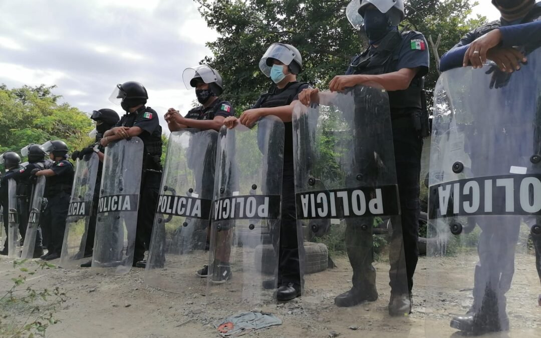 Con fuerte dispositivo policial desalojan familias en Ciudad Valles