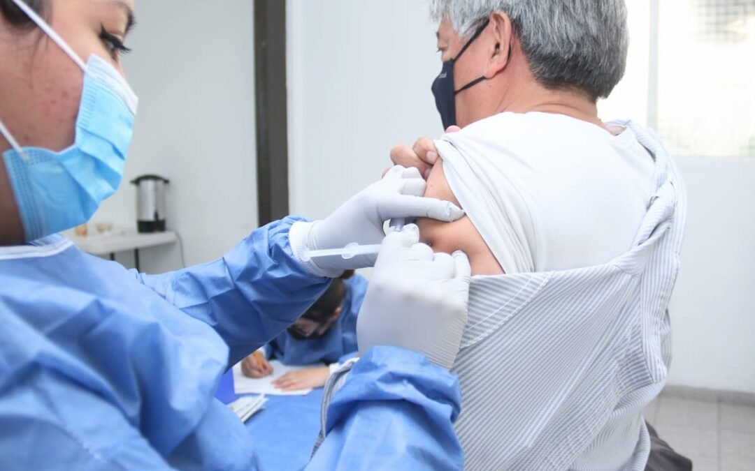 DIF Municipal aplica vacuna contra influenza a población abierta