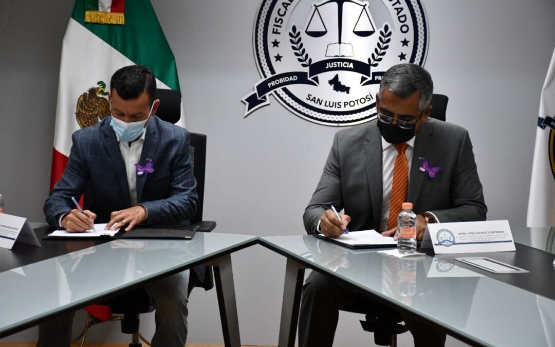 Fiscal firma convenio con FENAPO para evitar comercialización de autos robados en el tianguis