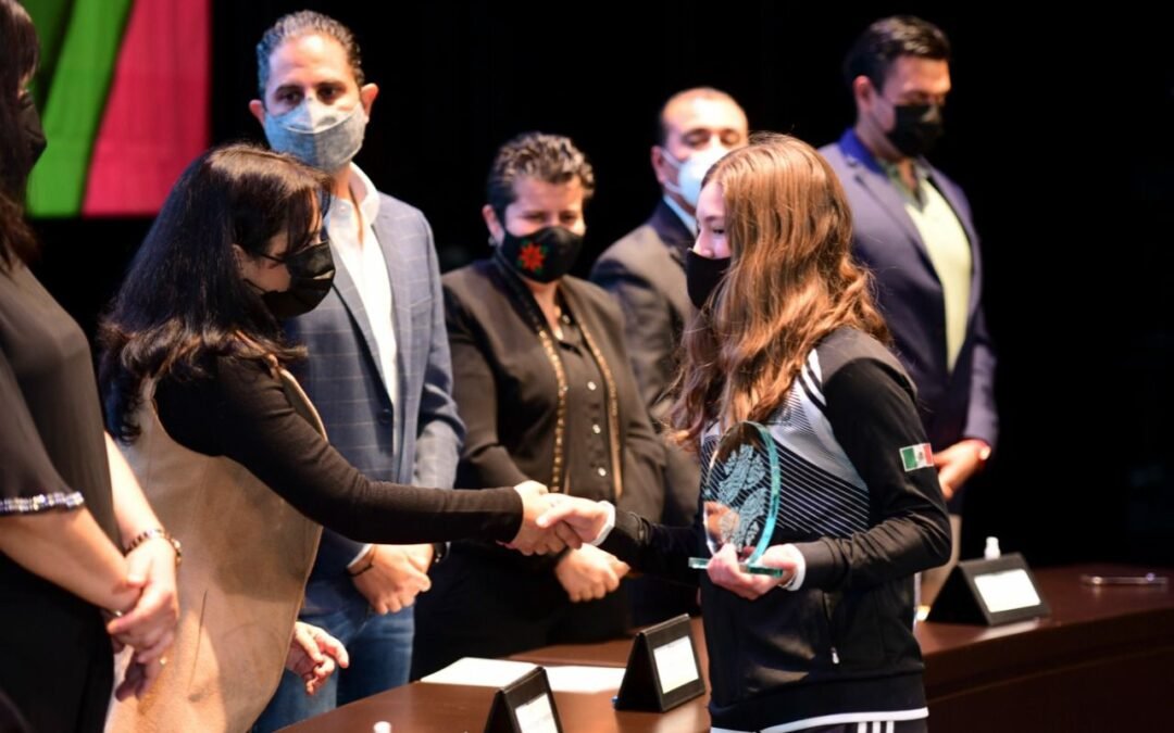 Gobierno de SLP entrega premios “20 de noviembre”