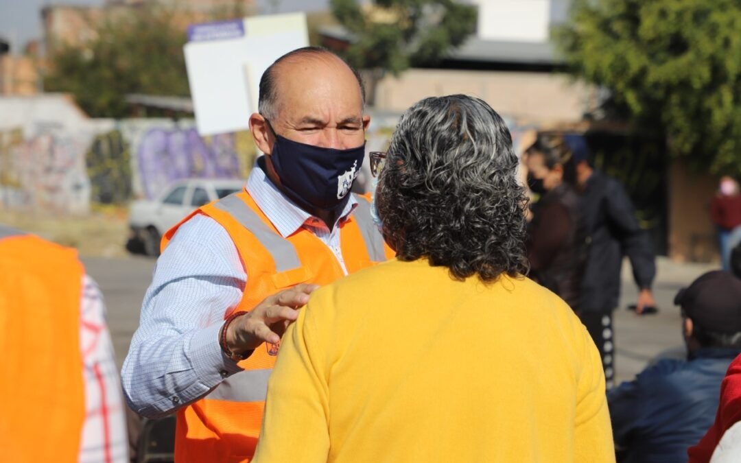 Más de 200 vecinos de avenida México apoyaron a trabajadores municipales en el Domingo de Pilas