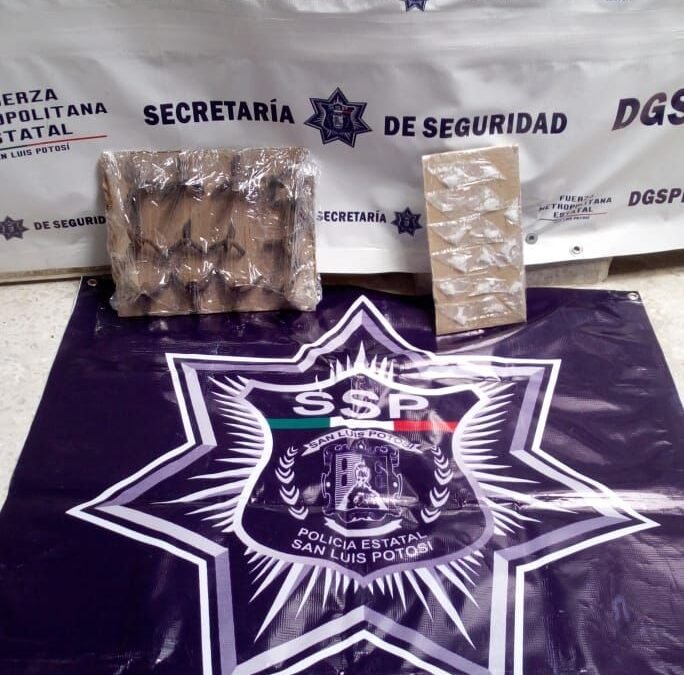 Policía Estatal y SEDENA aseguran camioneta con varias dosis de “cristal” y artefactos poncha llantas
