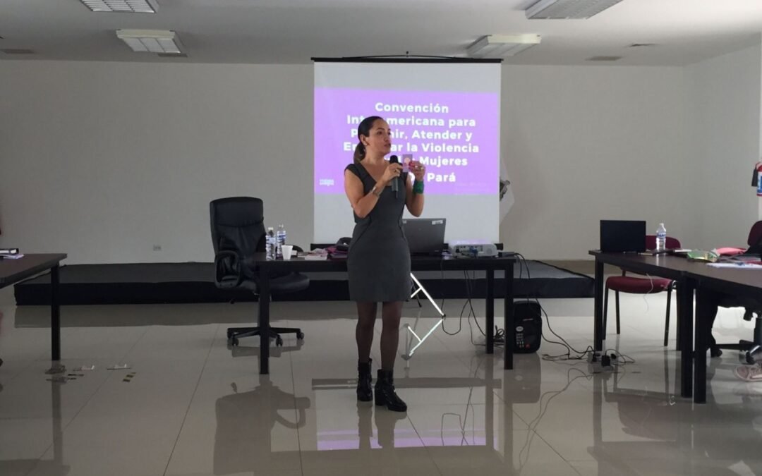 Yndira Sandoval Sánchez impartió taller sobre perspectiva de género a trabajadoras y trabajadores municipales