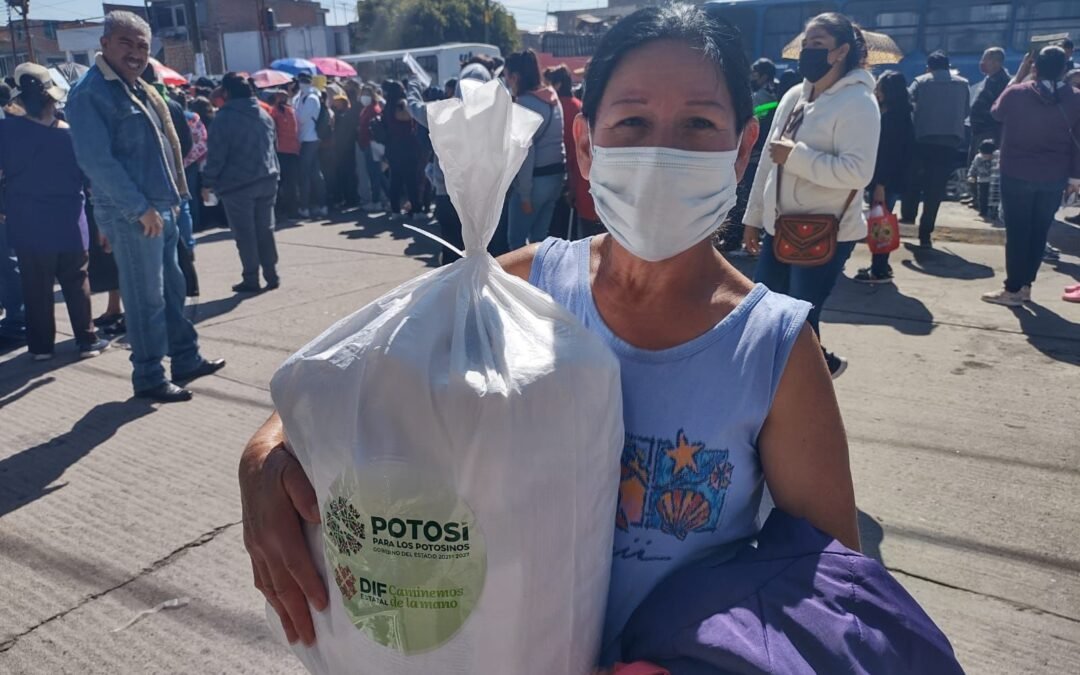 Ricardo Gallardo regala comida en Progreso y Simón Díaz