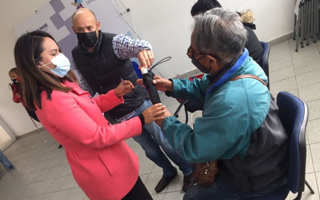 Entrega DIF Municipal Bastones Blancos para personas con discapacidad visual