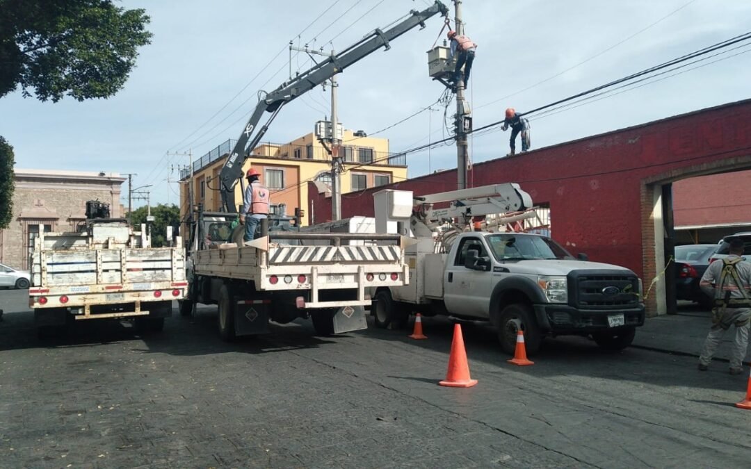 Instalan nuevo transformador en Tequis, para iluminar el Jardín al 100%