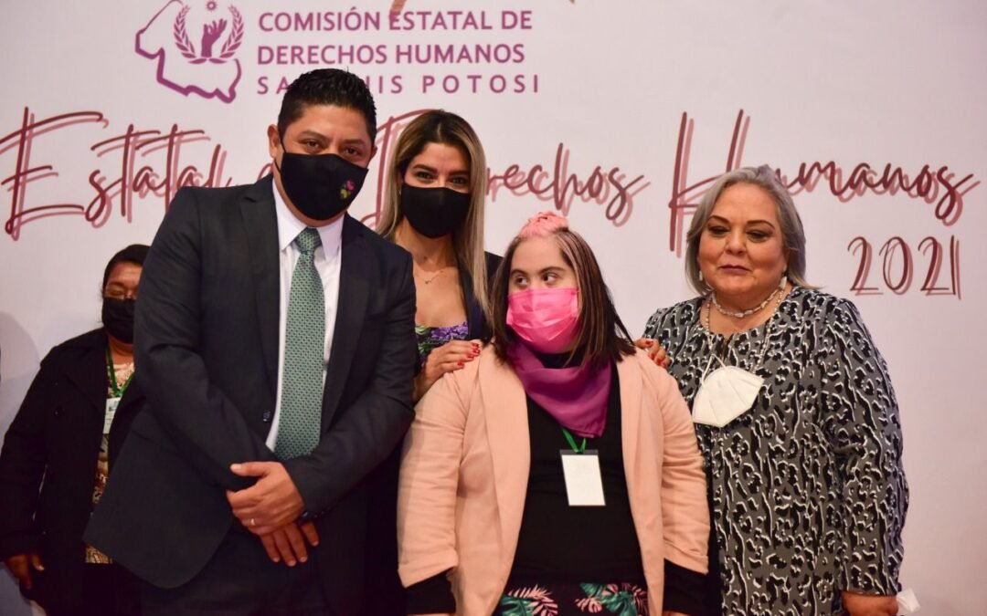 Ricardo Gallardo entrega un tomógrafo al hospital del niño y la mujer