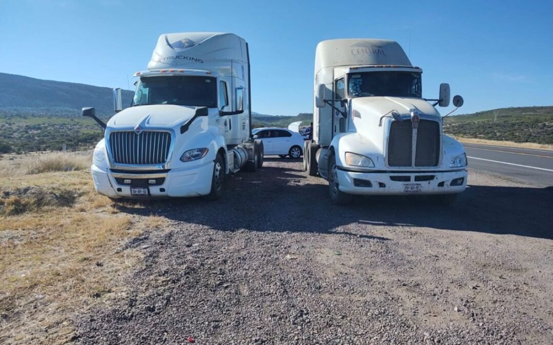 Policía Estatal asegura tres tractocamiones y una caja seca con reporte de robo