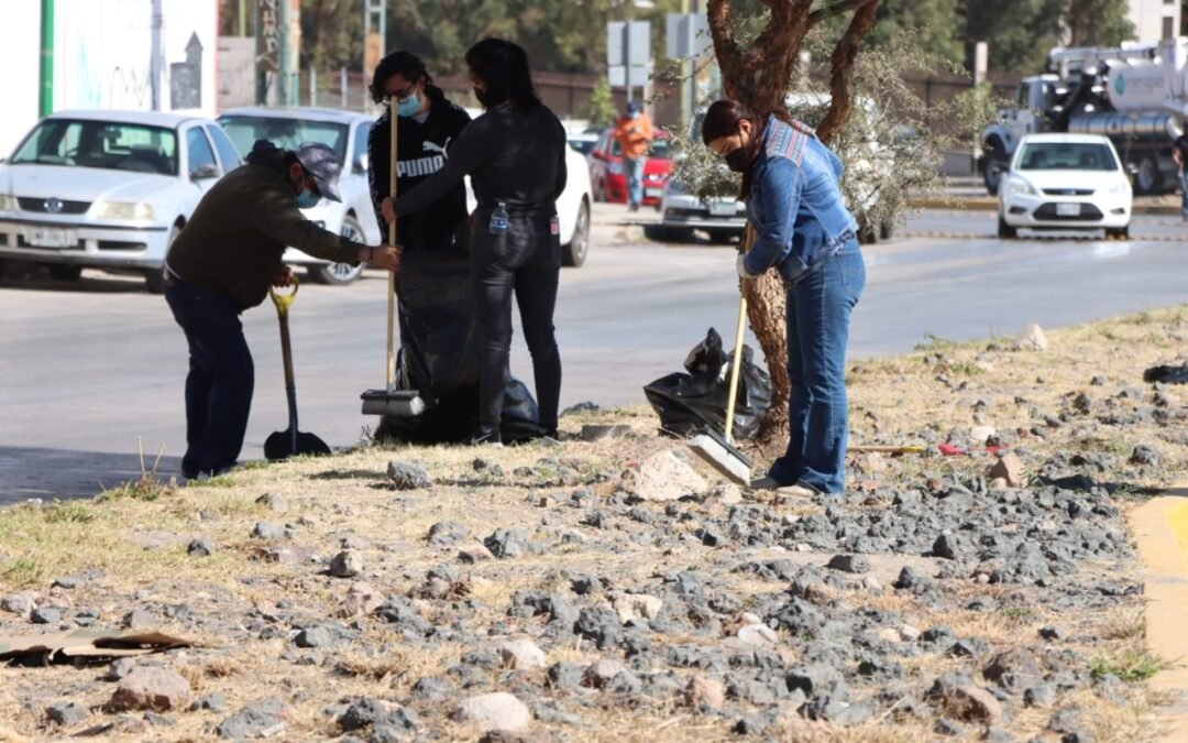Sociedad civil y el Ayuntamiento intervienen y realizan labores de limpieza en Prolongación Coronel Romero