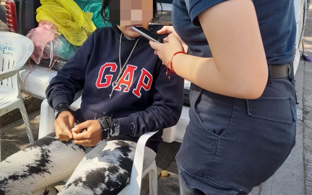 Policías estatales auxilian a joven tras ser abandonada en una gasolinera