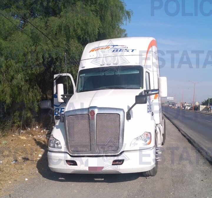 POLICÍA ESTATAL LOCALIZA TRACTOCAMIÓN CON REPORTE DE ROBO SOBRE LA CARRETERA FEDERAL 49