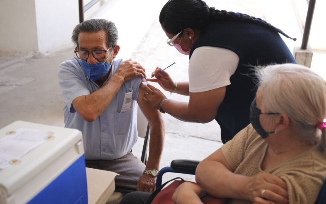 CONTINÚAN APLICÁNDOSE VACUNAS ANTICOVID EN LAS 4 REGIONES