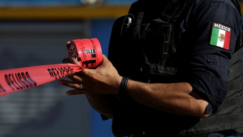 policías municipales detienen a un hombre que intentaba abrir un local