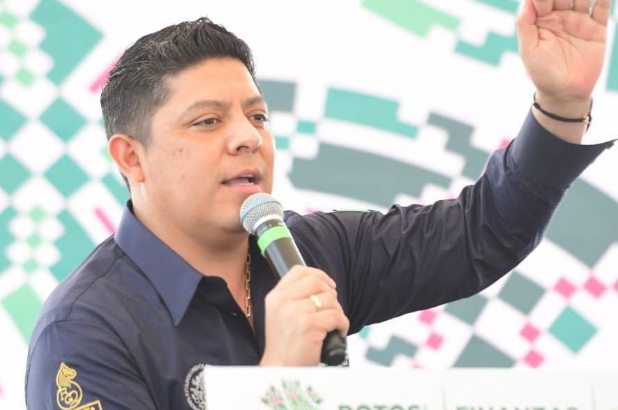 Gallardo intenta rescatar promesa incumplida de López Obrador sobre Aeropuerto de Tamuín