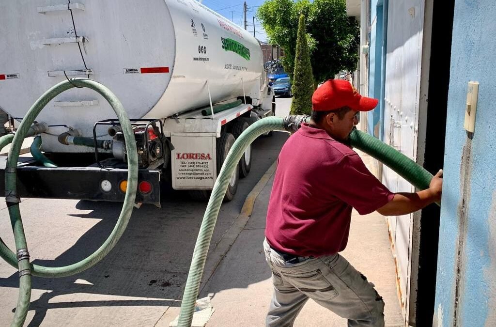 En solo un día, interapas y ayuntamiento de slp entregaron más de 6 millones de litros de agua ante nueva falla de el realito