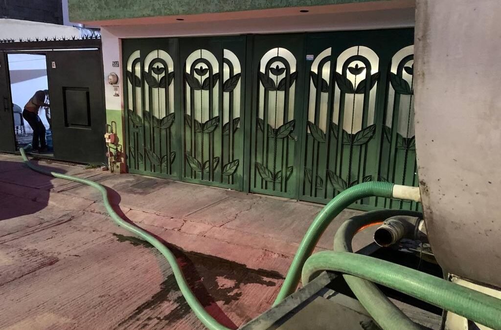 Llevan agua de fuentes cercanas a vecinos afectados por la falla de El Realito