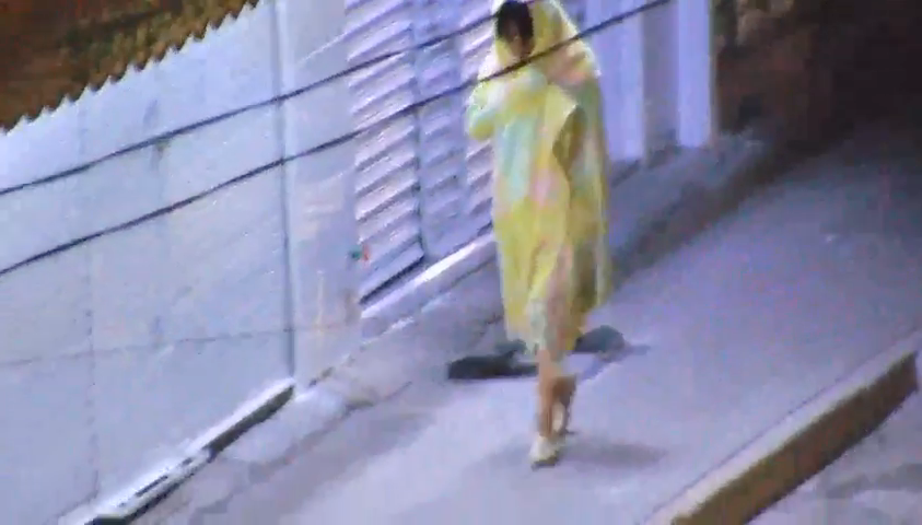 Policías Estatales de la unidad de género brindan protección a una mujer que deambulaba esta madrugada en la colonia Satélite