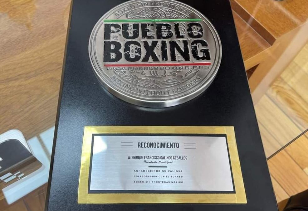 La empresa Pueblo Boxing entregó reconocimientos al presidente municipal Enrique Galindo y al director del Deporte municipal