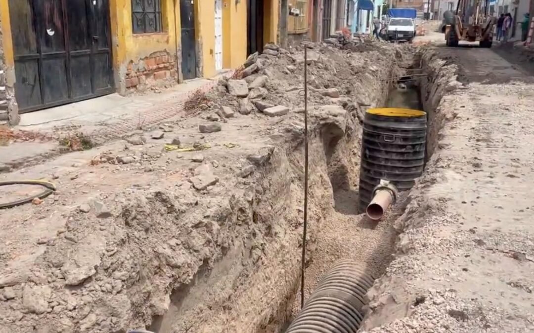 Enrique Galindo supervisó obras de drenaje en el Barrio de San Sebastián