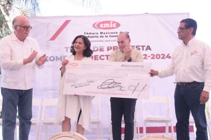 DIF Municipal recibe donativo de la Cámara Nacional de la Industrial de la Construcción en SLP